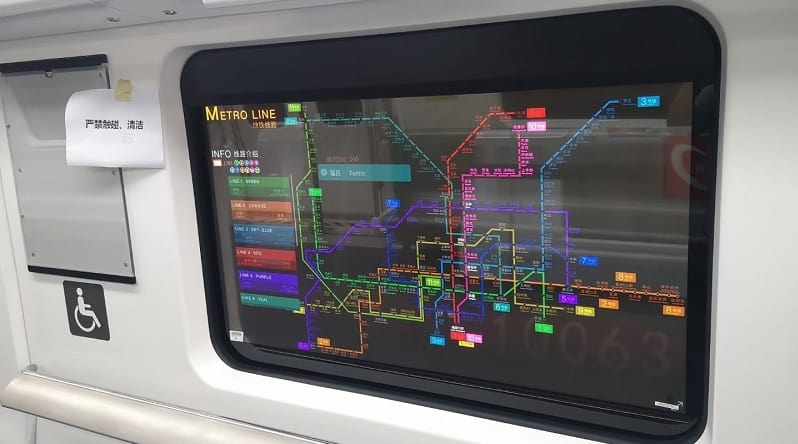 Primele displayuri OLED transparente folosite pentru ferestrele de metrou