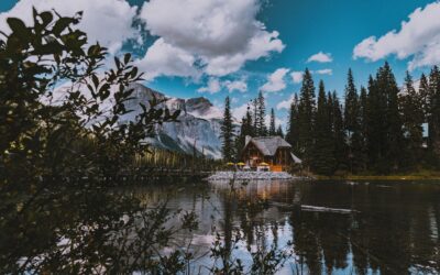 Elemente esențiale pentru amenajarea unei cabane la munte – de la parchet, la șemineu și textile groase